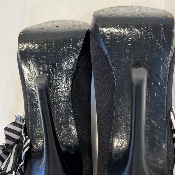 Beverly Feldman black pump with white and black flower on ankle strap - Picture 10 of 14